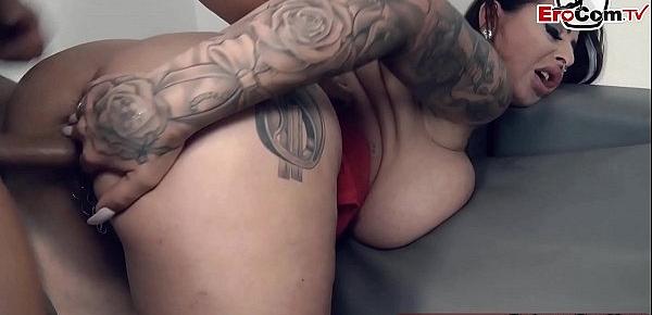  Deutsche Monster Dicke Titten Milf mit tattoos verführt jungen Mann auf der Straße